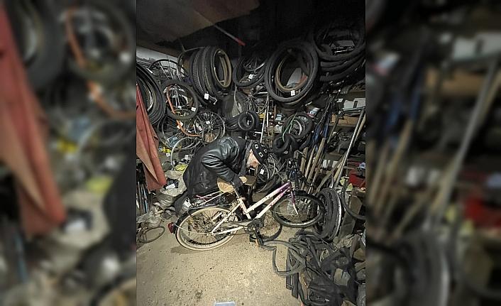 Giresun'da 80 yaşındaki usta, 55 yıldır aynı yerde bisiklet tamir ediyor