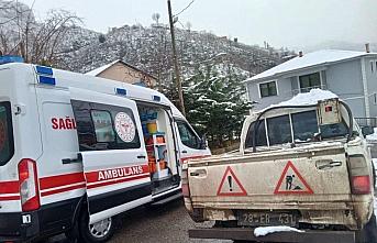 Giresun'da ekipler yolu kapanan köydeki hasta için seferber oldu
