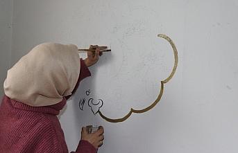 Gönüllü akademisyen cami ve Kur'an kursu duvarlarını işlemelerle süslüyor