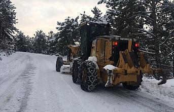 Göynük'te karla kaplanan köy yolları orman ekiplerinin desteğiyle açıldı