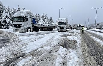 GÜNCELLEME - Anadolu Otoyolu'nun Bolu kesiminde kar nedeniyle ulaşıma kapanan Ankara yönü açıldı