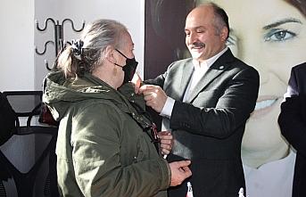 İYİ Parti Grup Başkanvekili Erhan Usta, Havza'da yeni üyelere rozet taktı