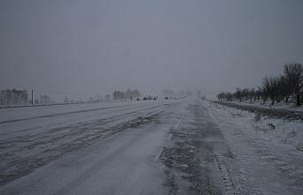 Kar yağışı ve tipi nedeniyle Tokat-Sivas kara yolu ulaşıma kapandı