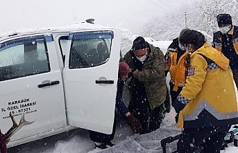 Karabük'te ekipler yolu kardan kapanan köydeki hasta için seferber oldu