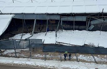 Karabük'te kar nedeniyle kapalı pazarın çatısı çöktü