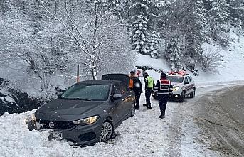 Kastamonu'da kar nedeniyle yolda kalan sürücülerin yardımına jandarma koştu