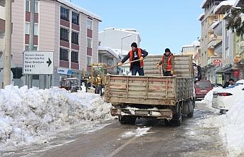 Kavak Belediyesi kar ve buzla mücadele çalışması yürütüyor