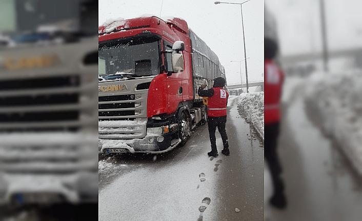 Kavak'ta kar nedeniyle mahsur kalan sürücülere yiyecek ikramı