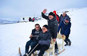 Ordu'daki yayla festivalinde katılımcılar kar üzerinde horon tepti