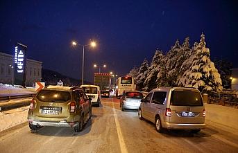 Samsun-Ankara kara yolunda buzlanma nedeniyle ulaşımda aksama yaşanıyor