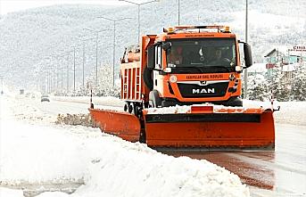 Samsun-Ankara kara yolunda kar yağışı nedeniyle aksayan ulaşım normale dönüyor