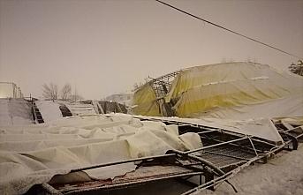 Tokat'ta yoğun kar yağışı nedeniyle halı sahanın çatısı çöktü