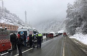 Trabzon'da otomobilin dereye yuvarlandığı kazada baba öldü, oğlu yaralandı