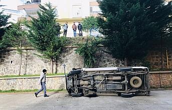 Trabzon'da yoldan site bahçesine düşen kamyonetteki 3 kişi yaralandı