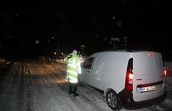 Yoğun kar Düzce-Zonguldak Batı Karadeniz bağlantı yolunda ulaşımı güçleştiriyor