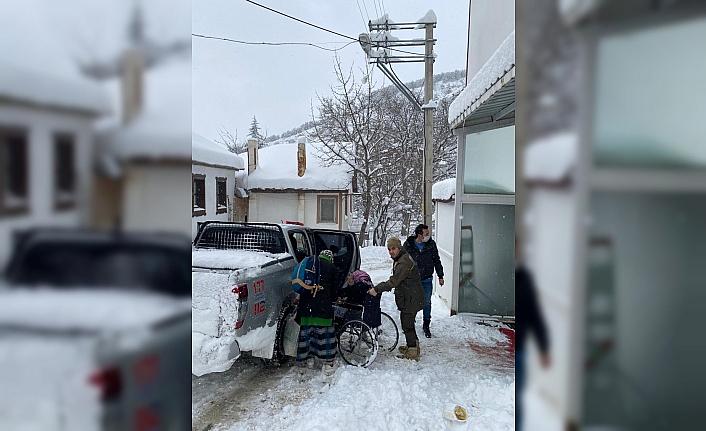 Yolları karla kaplı evine gidemeyen yaşlı kadının yardımına orman ekipleri koştu