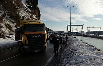 Zonguldak-İstanbul kara yolunda heyelan ulaşımı aksattı