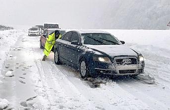 Zonguldak ve Düzce'de kar ulaşımı olumsuz etkiliyor