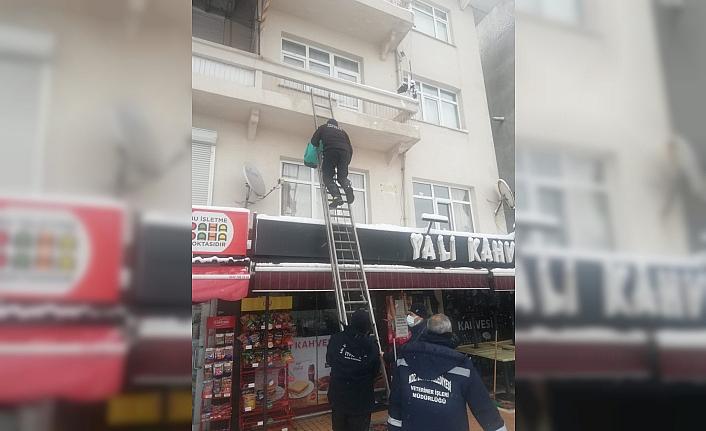 Zonguldak'ta balkonda mahsur kalan yaralı martıları itfaiye kurtardı