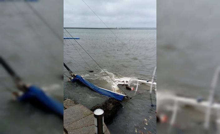 Zonguldak'ta fırtına nedeniyle kayaya çarpan yelkenli battı