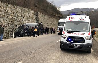 Zonguldak'ta sürücüsü kalp krizi geçiren minibüs istinat duvarına çarptı, 12 kişi yaralandı