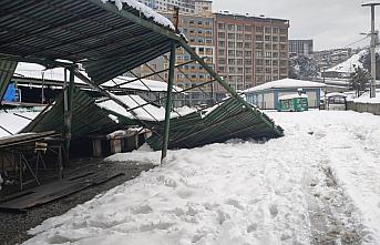 Zonguldak'ta üzerinde kar biriken kapalı pazar yerinin çatısı çöktü