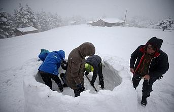 Zorlu koşullarda hayatta kalabilmek için kardan ev yapmayı öğreniyorlar
