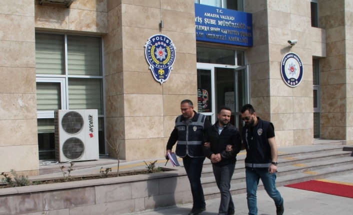 Cezaevi firarisi namazda polislerin önünde saf tutunca yakalandı