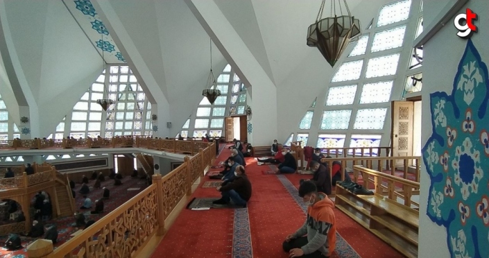 Düzce ve Kocaeli'de "tam kapanma"daki ilk cuma namazı Kovid-19 tedbirleri kapsamında kılındı
