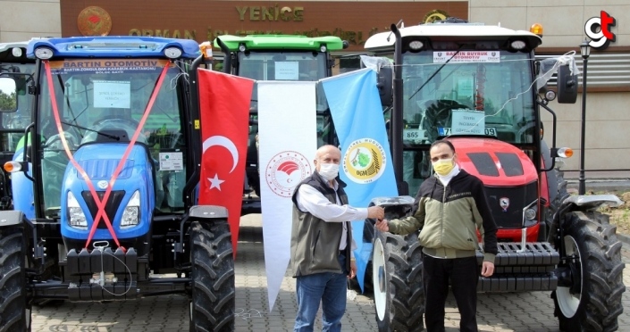 Karabük'te ORKÖY projesiyle alınan 5 traktör orman köylüsüne verildi