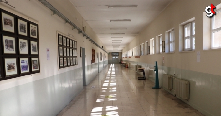 Pek çok öğrencisi Çanakkale ile Kurtuluş savaşlarında şehit olan Abdurrahmanpaşa Lisesi 136 yaşında