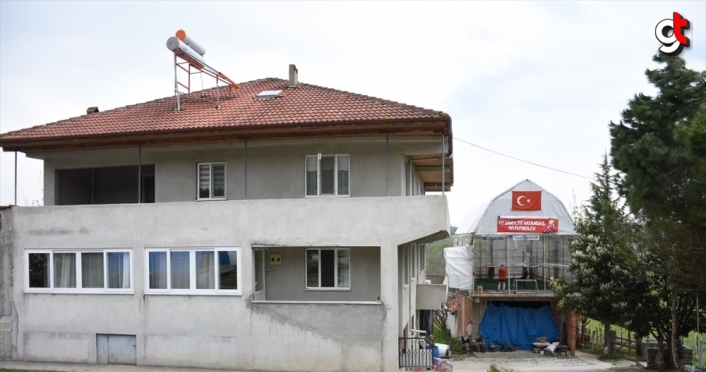 Salgın nedeniyle sahalardan uzak kalan çocuğu için garaj üzerine mini halı saha yaptı