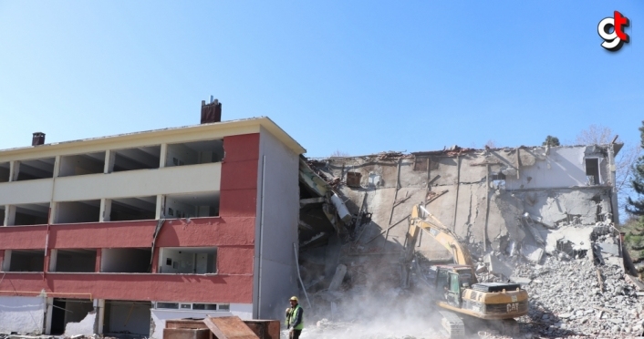Samsun'da okul binası yıkıldı