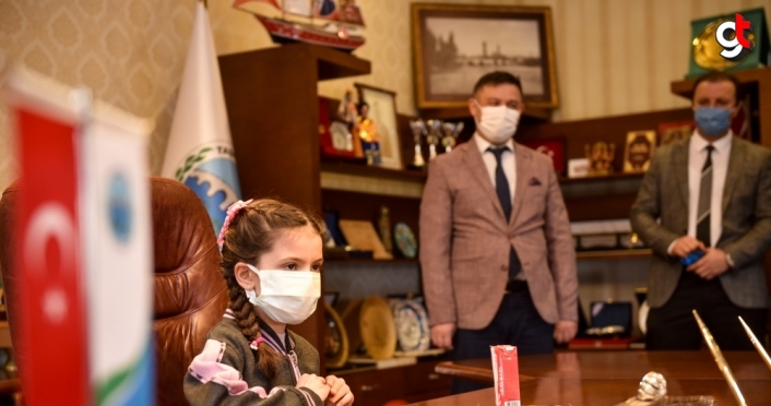 Taşköprü'de 23 Nisan dolayısıyla belediye başkanlığı koltuğuna oturan Beyza'nın ilk isteği meyve suyu oldu