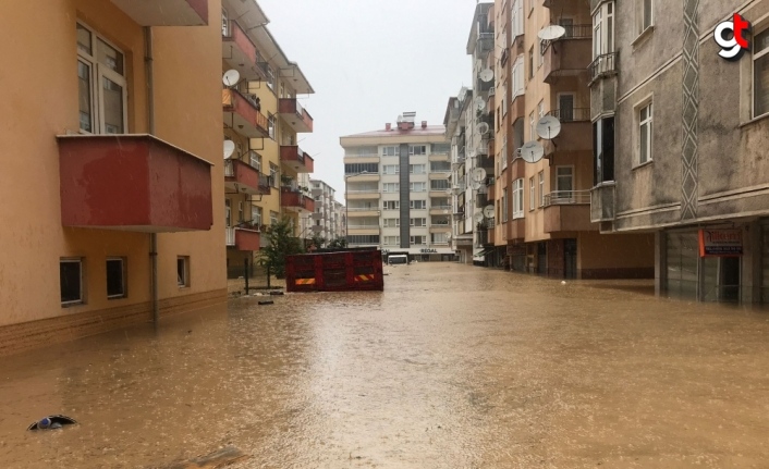 Arhavi'de ev, iş yeri ve araçlarında mahsur kalan vatandaşlar botlarla kurtarıldı