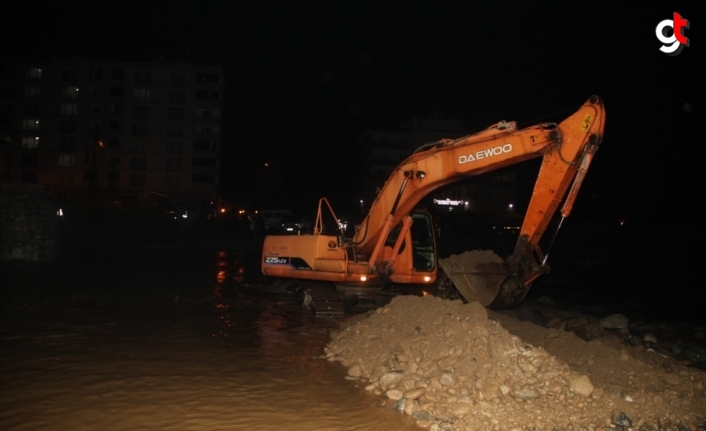 GÜNCELLEME 2- Giresun'da derenin taşması sonucu yaklaşık 200 kişi düğün merasiminde mahsur kaldı