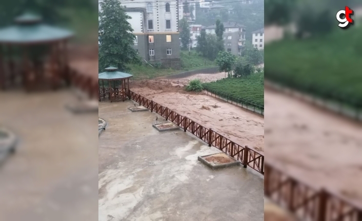 Rize'de etkili olan şiddetli sağanak heyelanlara ve bazı yolların kapanmasına neden oldu