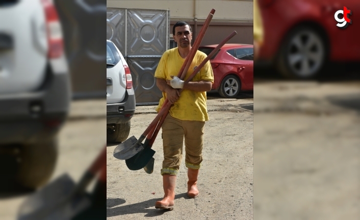 Adana'daki yangından sonra Bozkurt'a gelen "ateş avcısı" elindeki yaraya rağmen canla başla çalışıyor