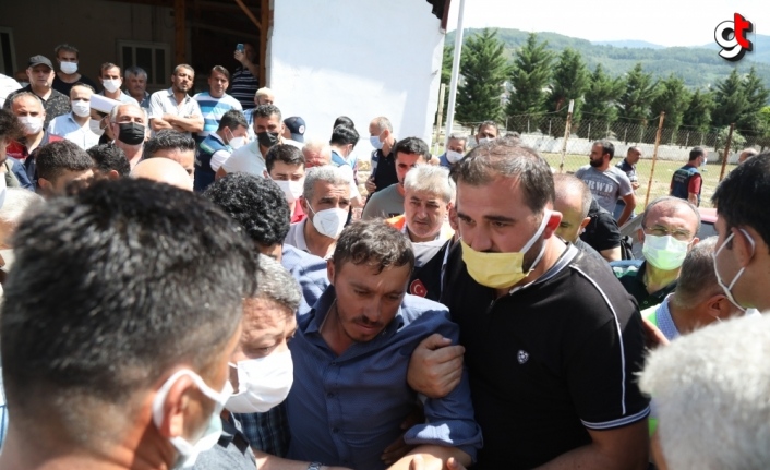 Bakanlar Kurum ve Karaismailoğlu, selde hayatını kaybeden Demirkol'un Sinop'taki cenazeye katıldı