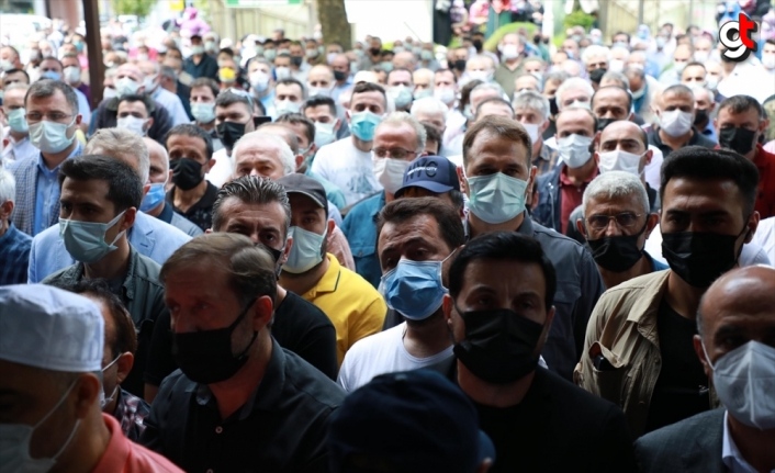 "Cimilli İbo" ismiyle tanınan Karadenizli şarkıcı İbrahim Özer, Rize'de son yolculuğuna uğurlandı