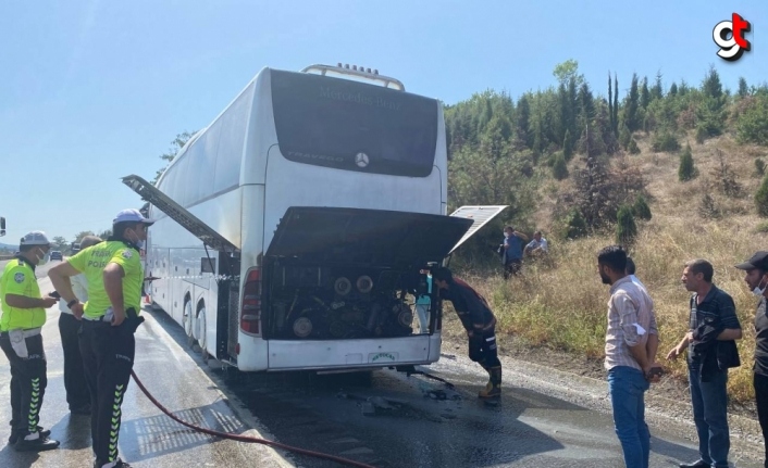 Düzce'de seyir halindeki yolcu otobüsünün motor kısmında çıkan yangın söndürüldü