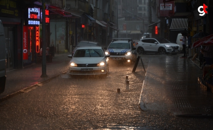 Ordu'nun Fatsa ilçesinde sağanak nedeniyle çok sayıda ev ve iş yerini su bastı