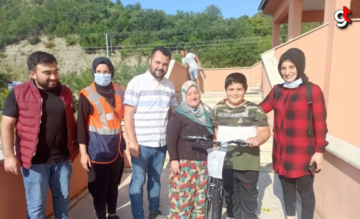 Sel sularına kapılan bisikleti için gözyaşı döken Efe Osman'ın yüzü hediye edilen yenisiyle güldü