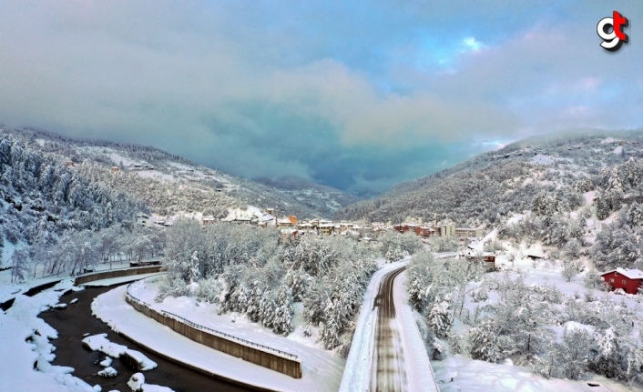 Kastamonu'nun çam ormanlarıyla çevrili Şenpazar ilçesi beyaza büründü